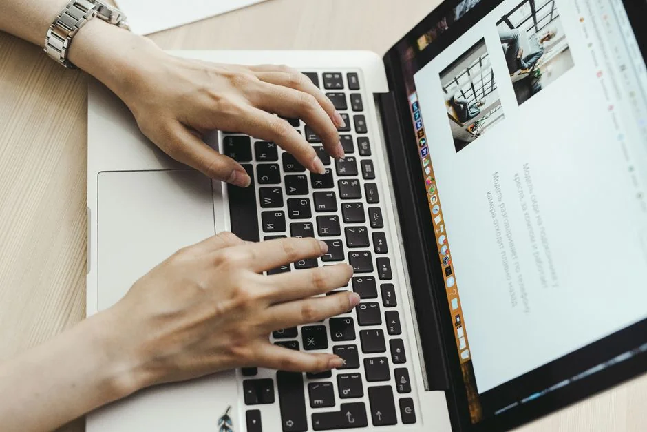 Espace de travail élégant avec ordinateur portable et écran pour le marketing sur les réseaux sociaux.